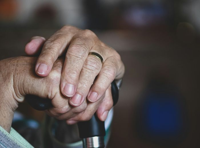 Mãos apoiadas em andador